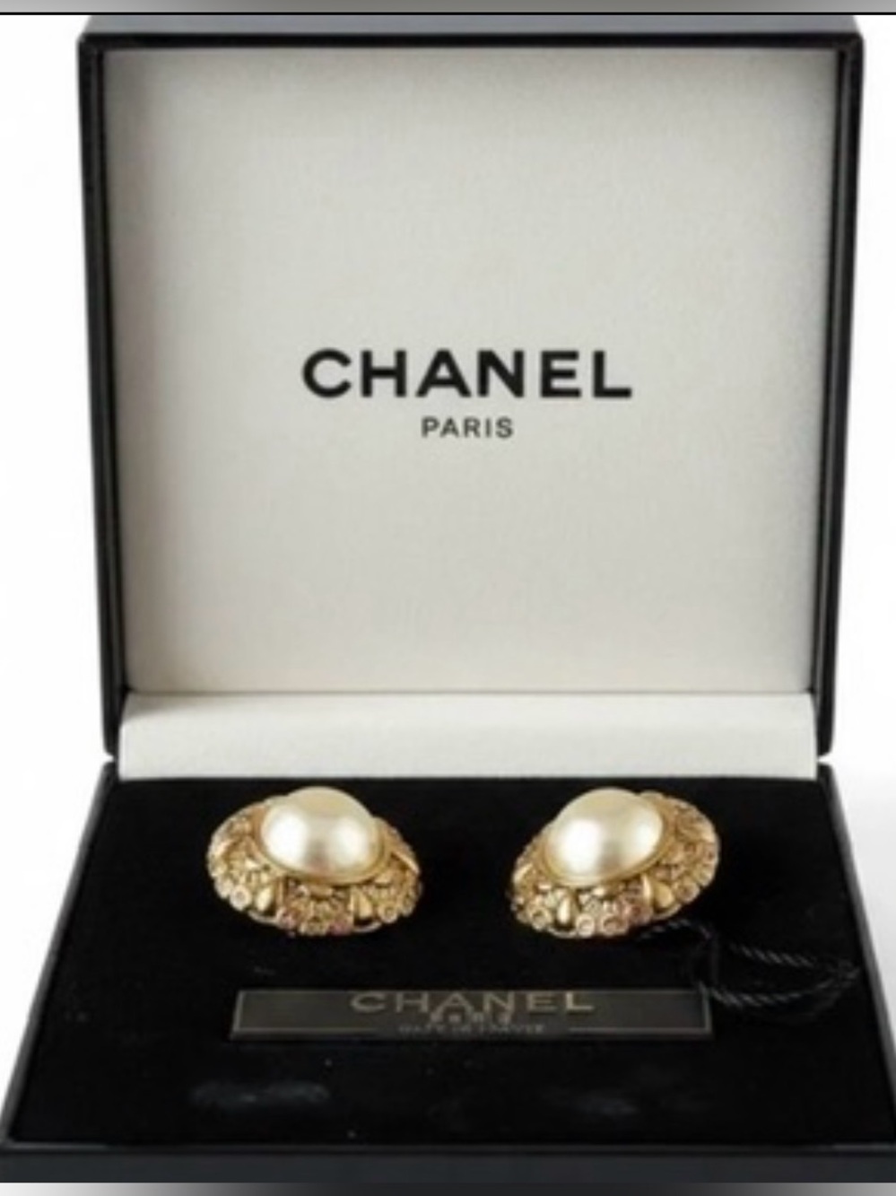 CHANEL pearl gold vintage clip on earrings 1.1*1.1”